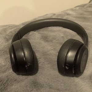 Beats Solo 3 black 1 small rip